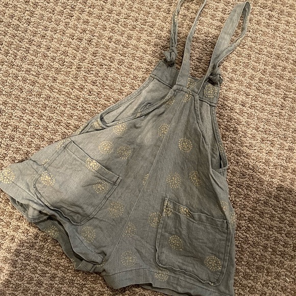 Kids Rylee+Cru Flower Overalls in a Size 2-3Y - Picture 2 of 3